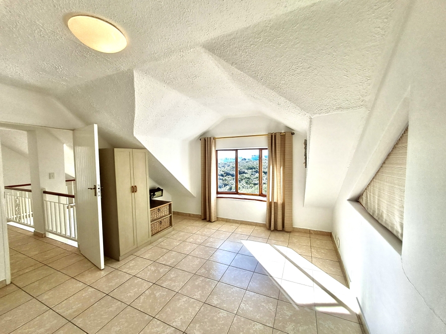 To Let 5 Bedroom Property for Rent in Grotto Bay Western Cape